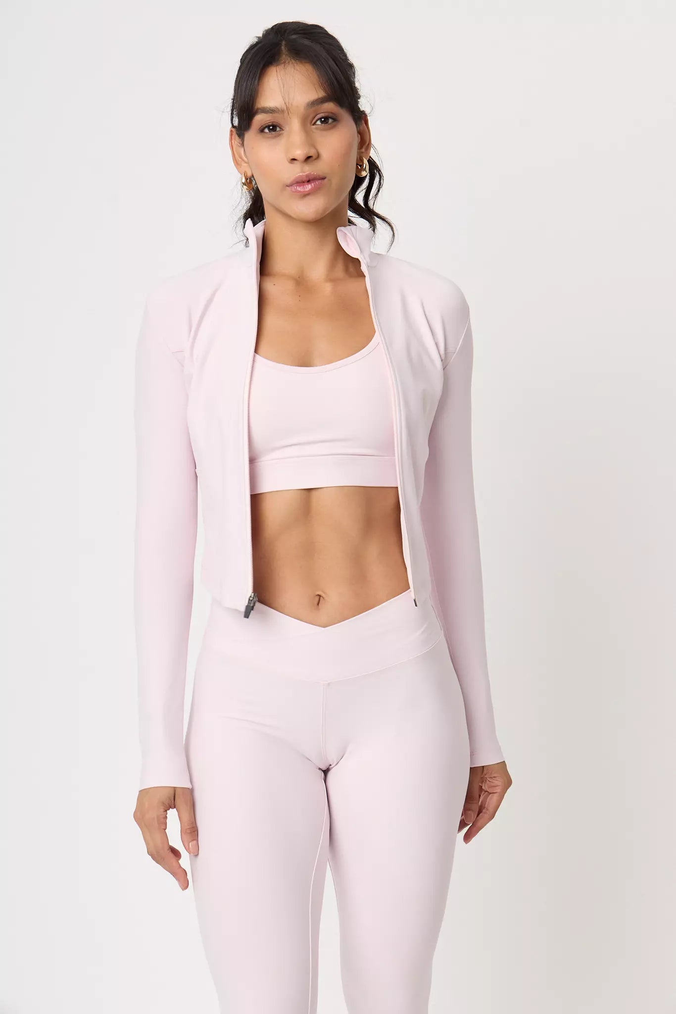 Bra Diamond Cross Calmy para mujer con outfit deportivo