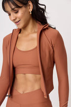 Chamarra Jacket Elan Cocoa abierta con top deportivo