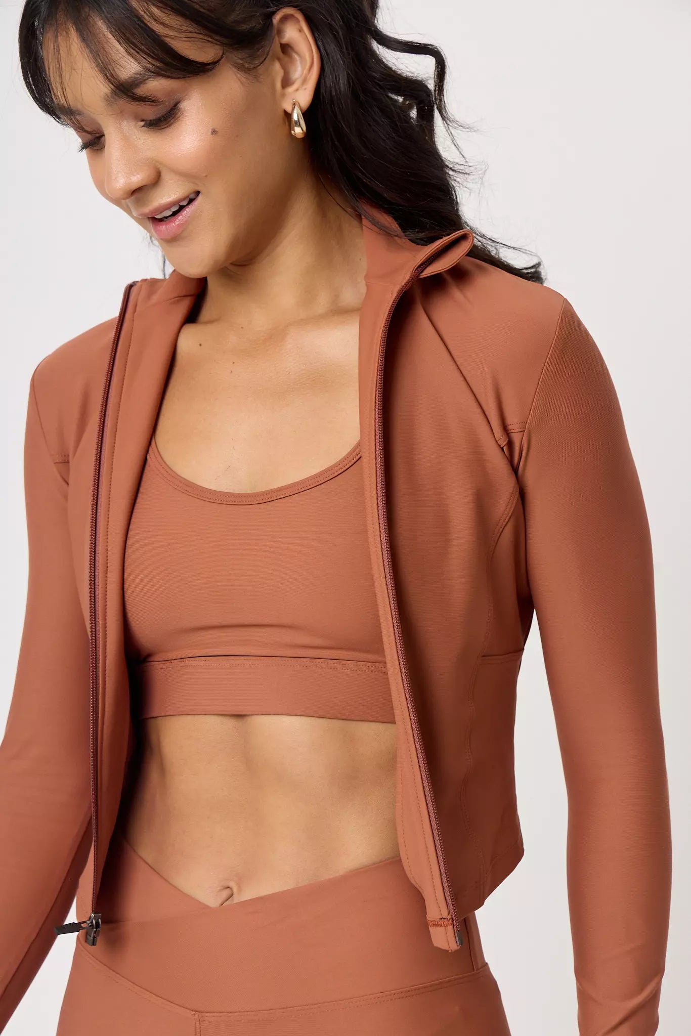 Chamarra Jacket Elan Cocoa abierta con top deportivo
