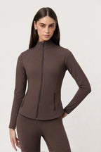 Chamarra deportiva Jacket Ease Seal Brown para mujer con cierre frontal
