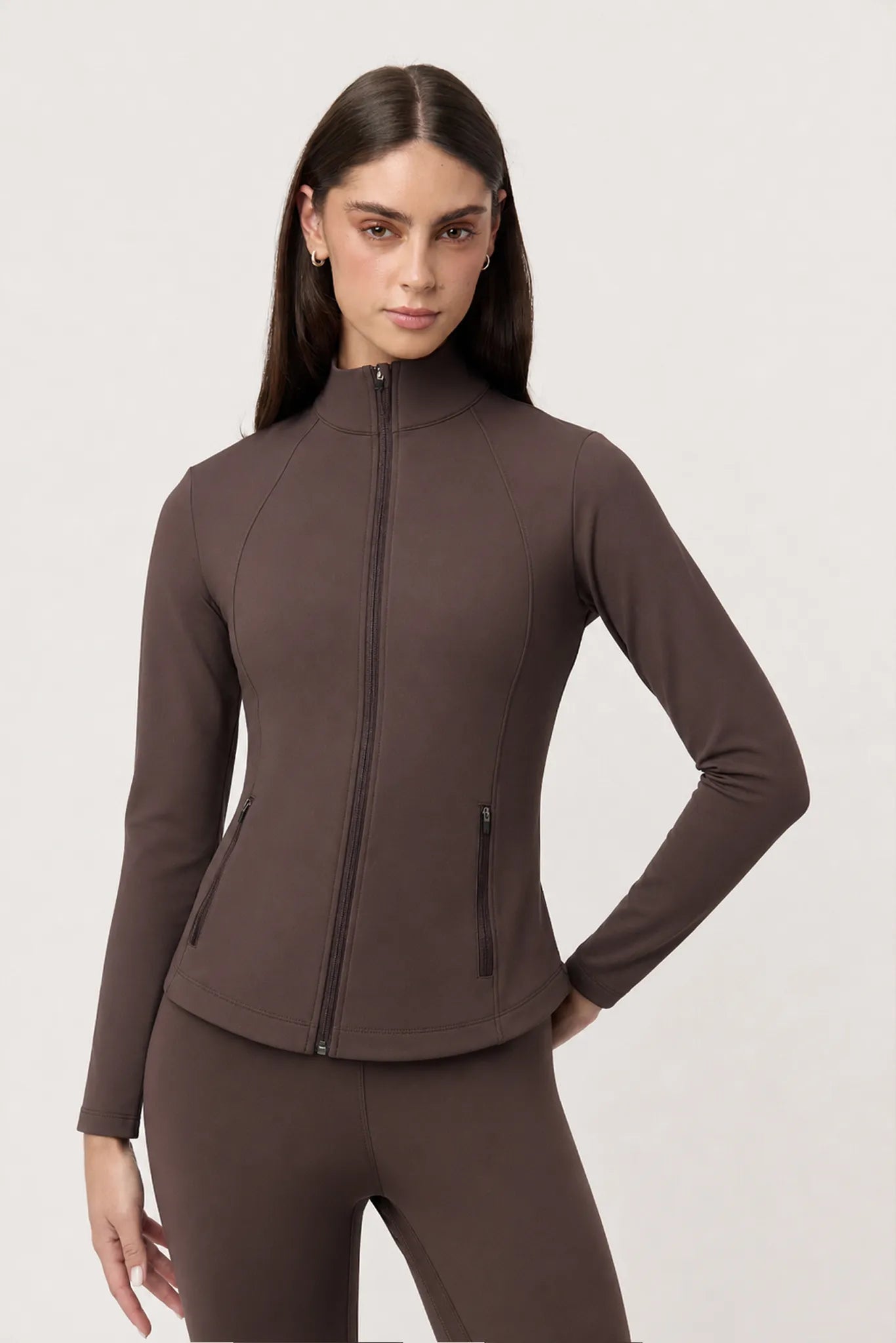 Chamarra deportiva Jacket Ease Seal Brown para mujer con cierre frontal