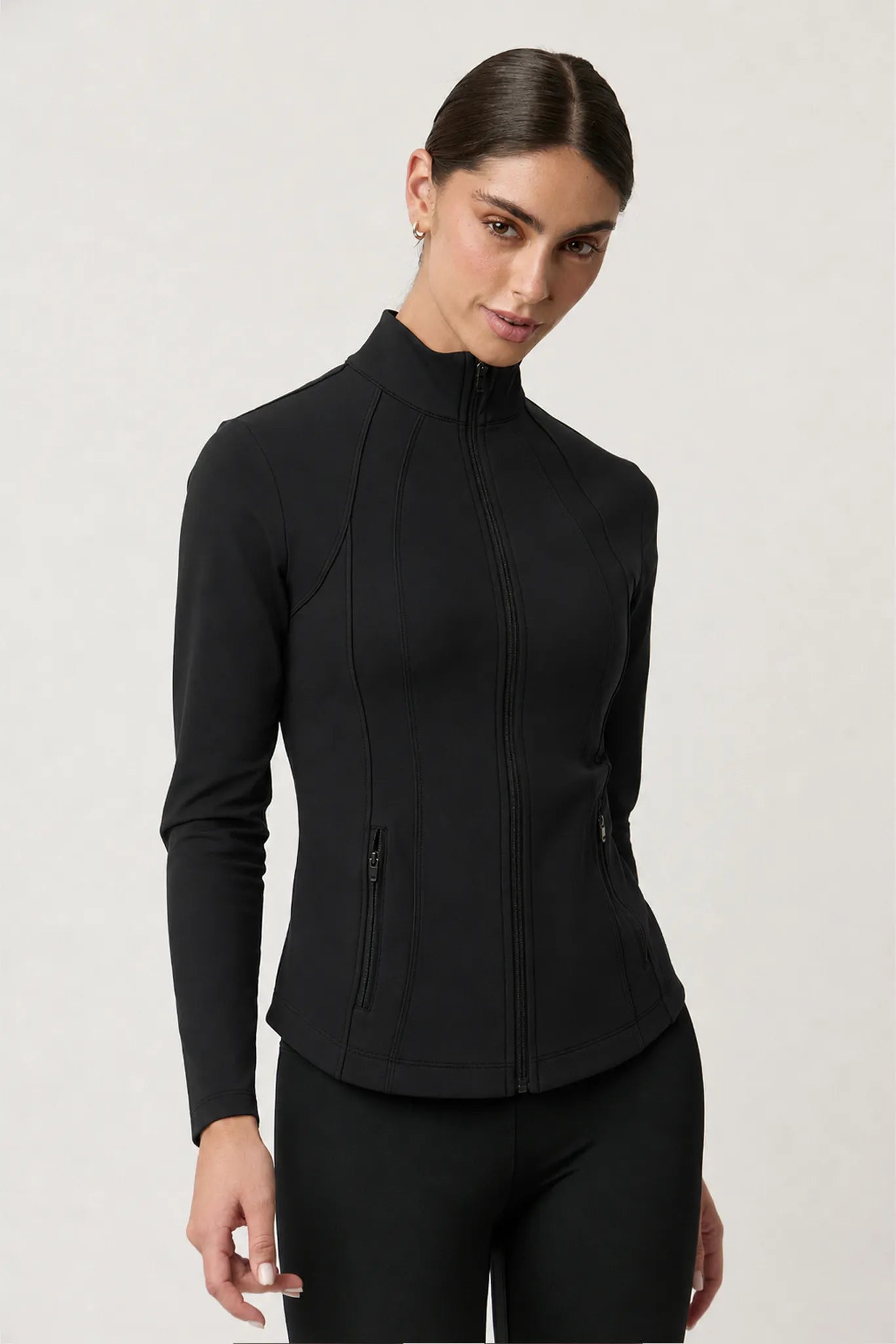 Chamarra deportiva Jacket Ease negra para mujer con cierre frontal
