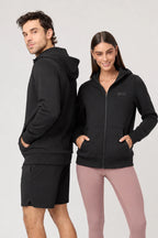 Chamarra deportiva unisex Transit negra vista frontal en pareja