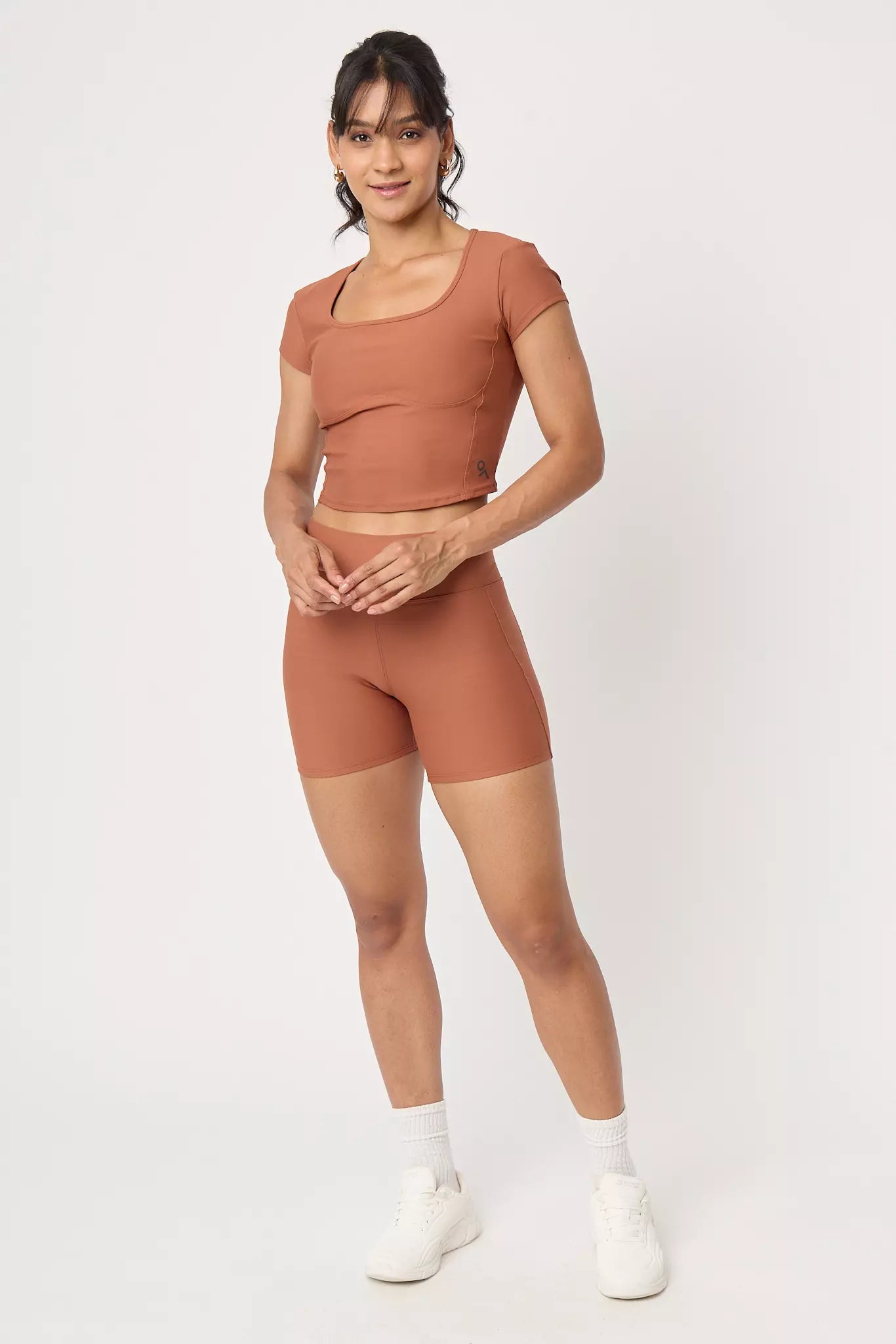 Crop top deportivo Top Atria Cocoa para mujer vista frontal