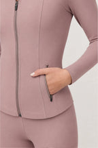 Detalle de bolsillo de la chamarra deportiva Jacket Ease Twilight Mauve