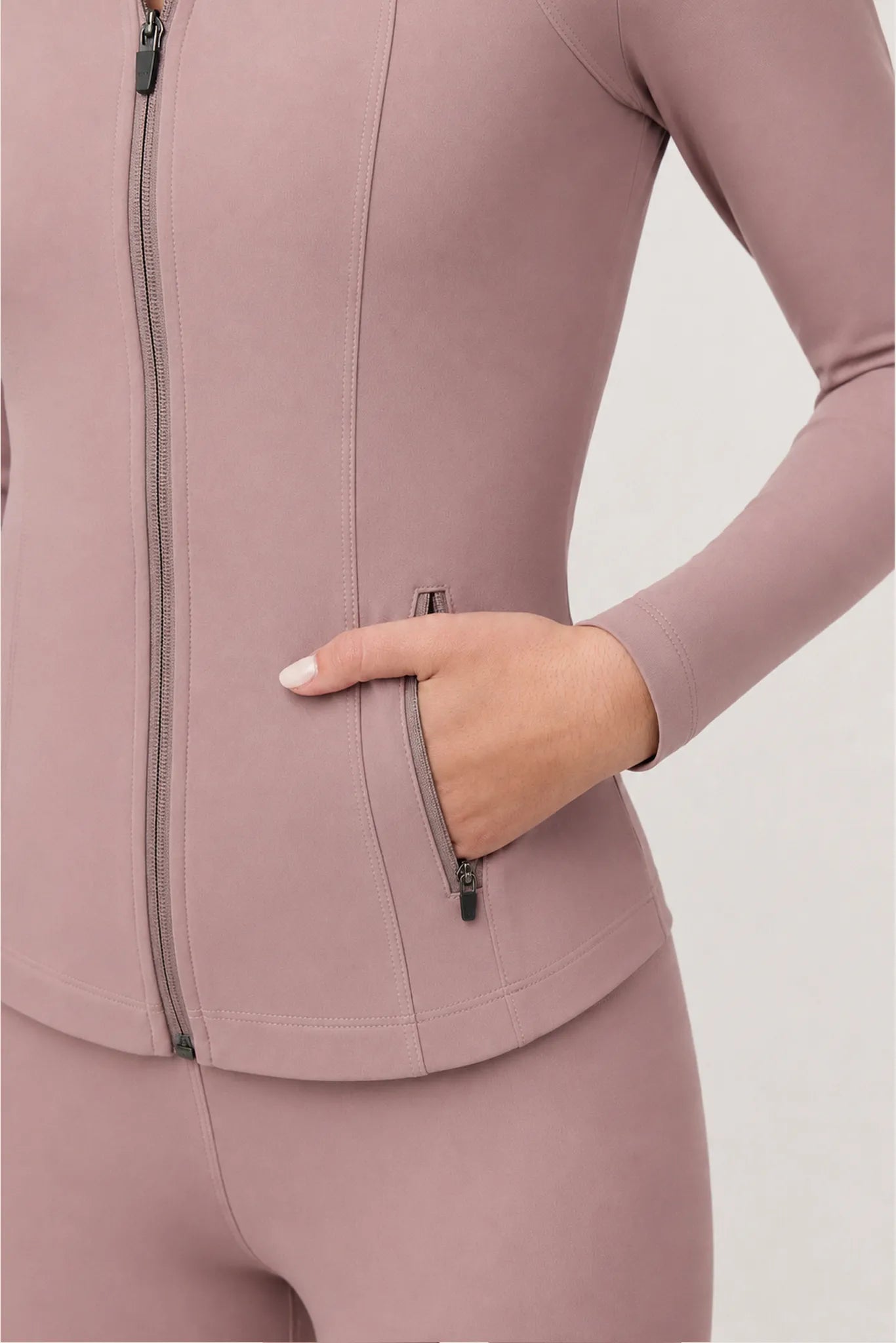 Detalle de bolsillo de la chamarra deportiva Jacket Ease Twilight Mauve
