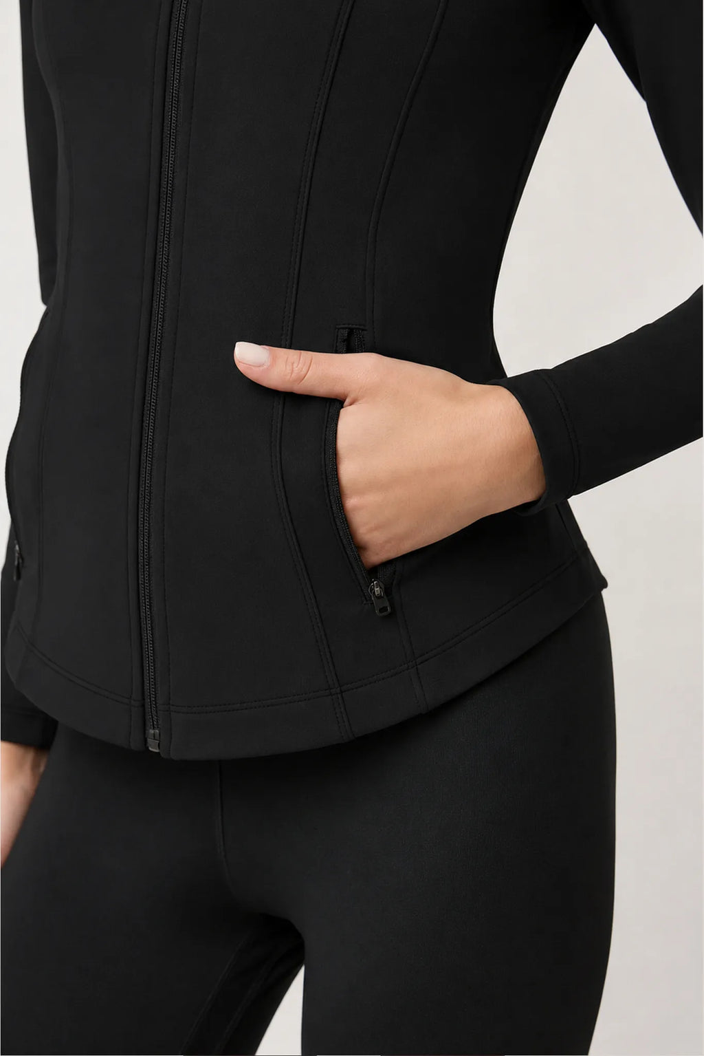 Detalle de bolsillo de la chamarra deportiva Jacket Ease negra