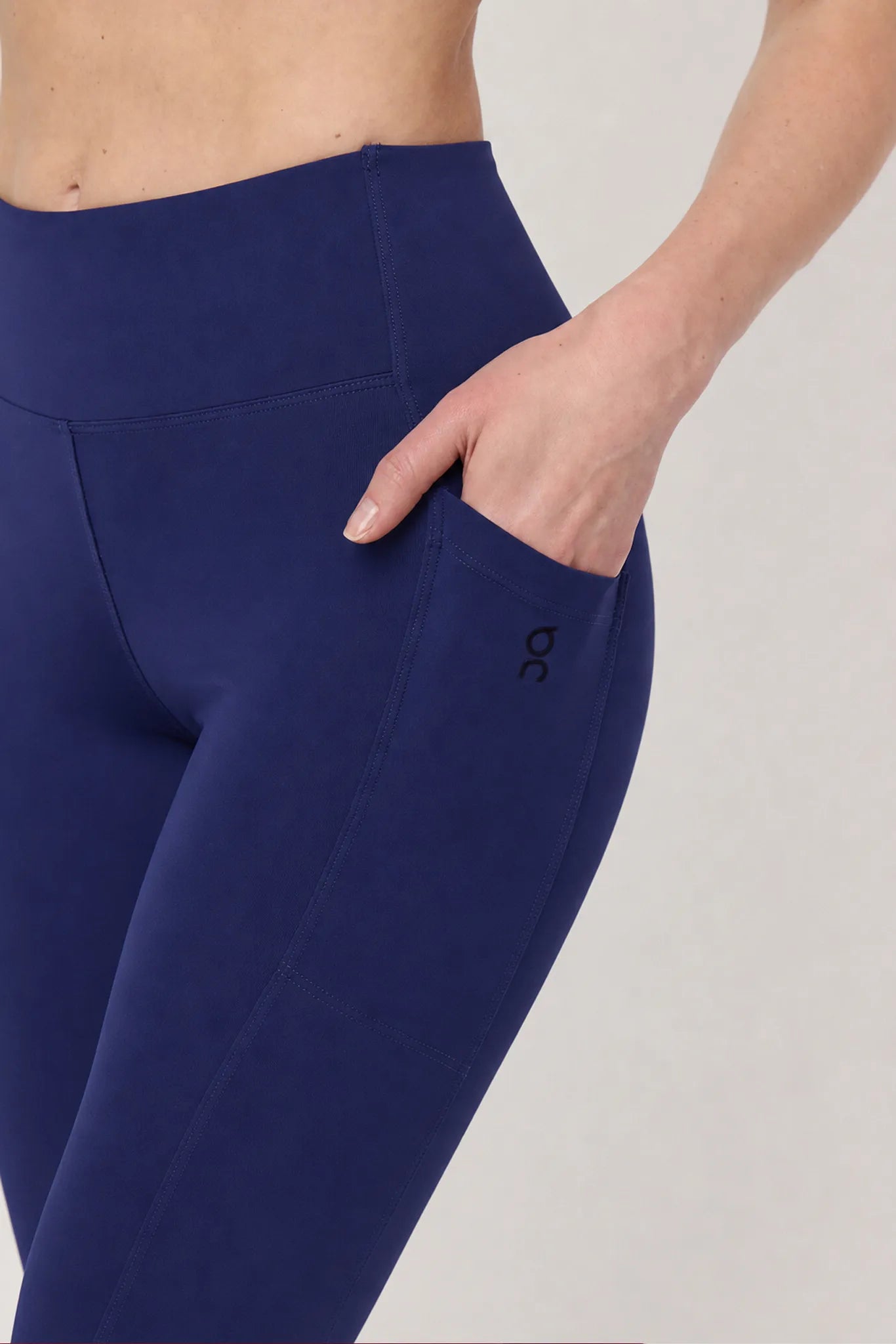 Detalle de bolsillo lateral del legging Aling Azul Navy