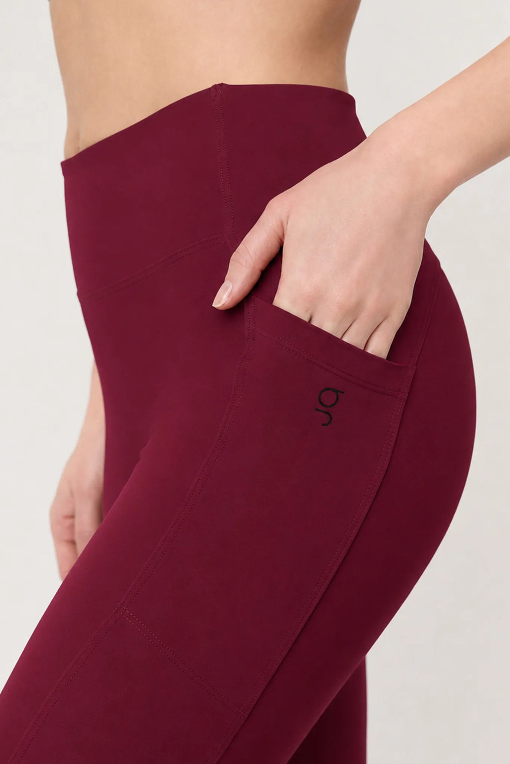Detalle de bolsillo lateral del legging Aling Cerezo Oscuro
