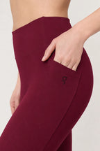 Detalle de bolsillo lateral del legging Aling Cerezo Oscuro