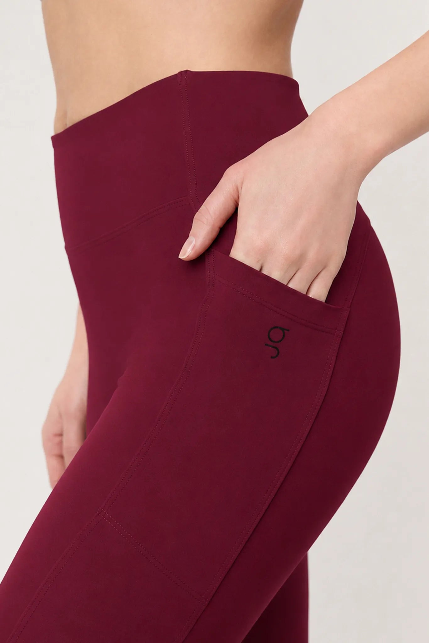 Detalle de bolsillo lateral del legging Aling Cerezo Oscuro