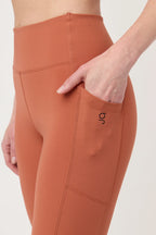 Detalle de bolsillo lateral del legging Aling Terracota