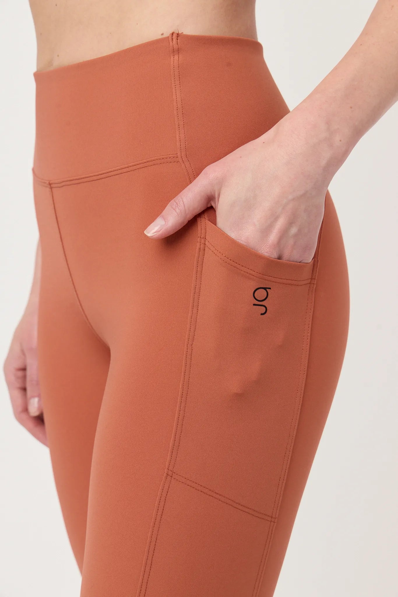 Detalle de bolsillo lateral del legging Aling Terracota