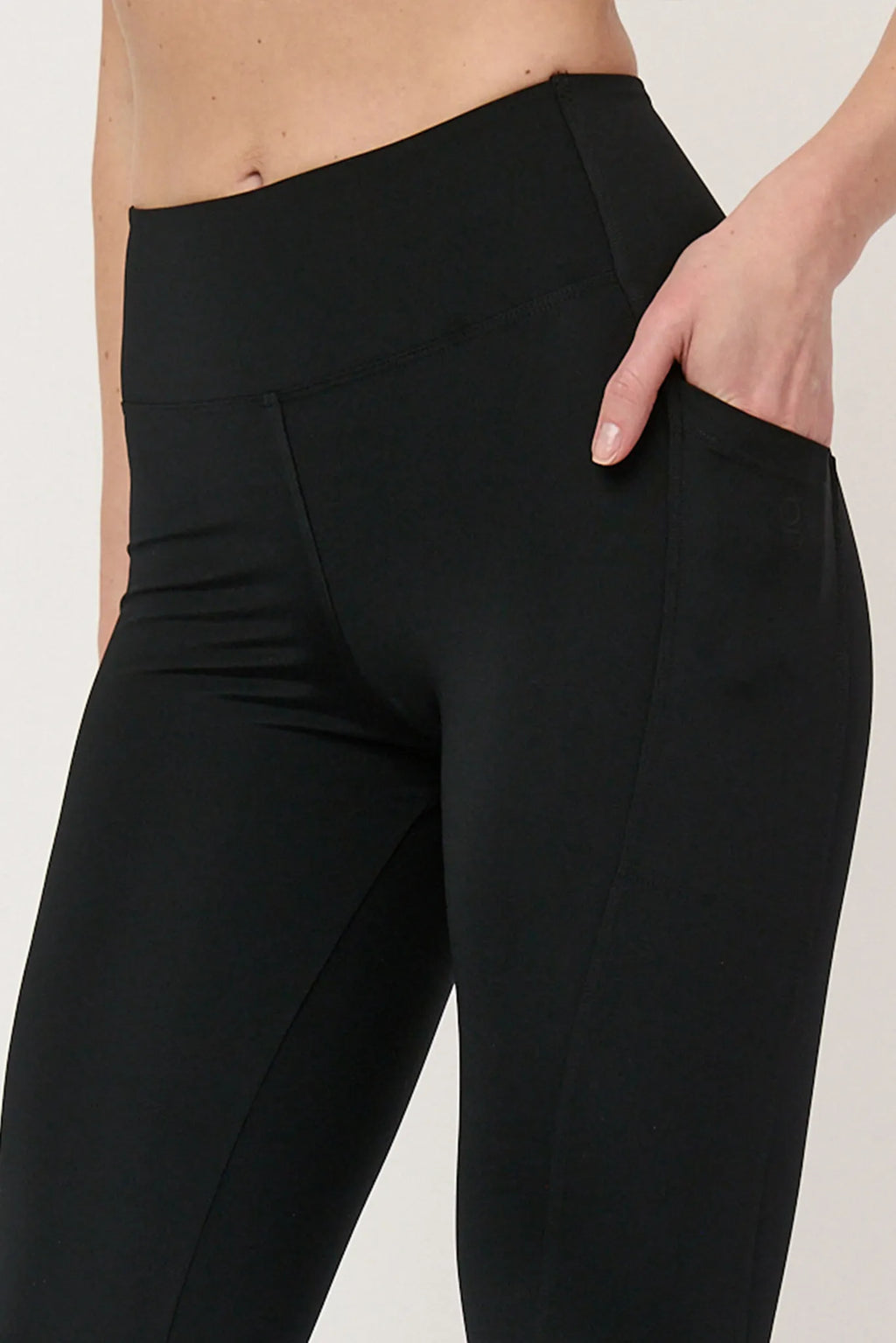 Detalle de bolsillo lateral del legging Aling negro