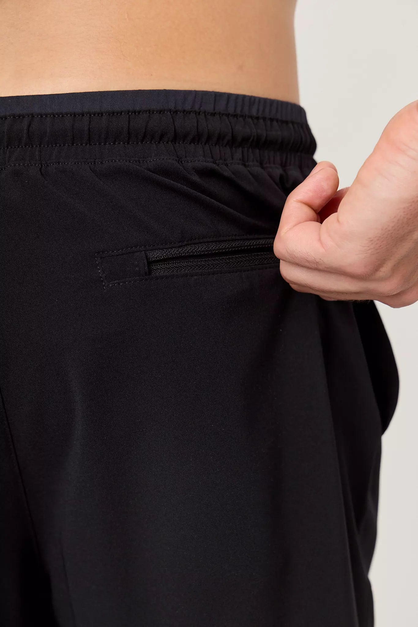 Detalle de bolsillo lateral del short Range negro