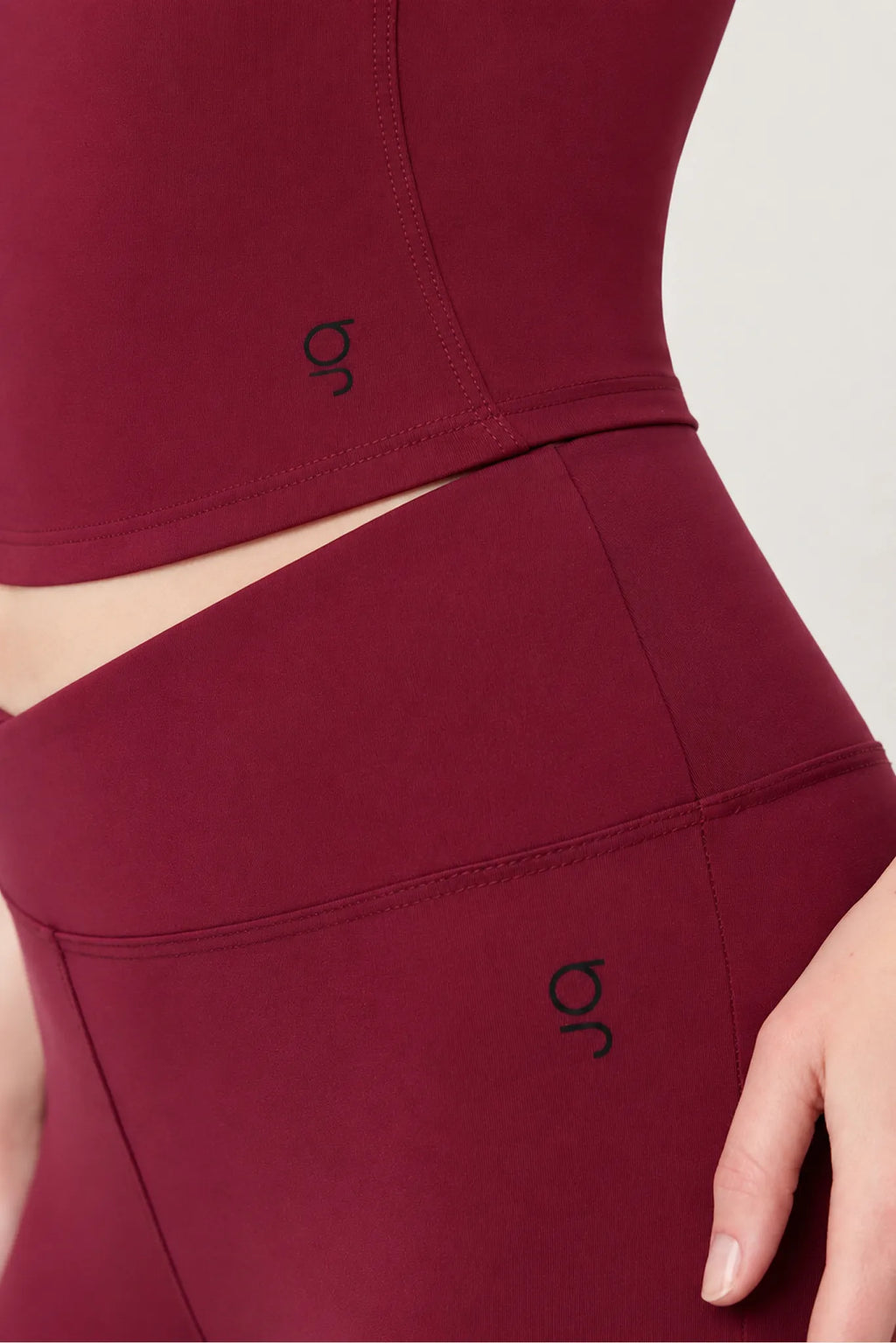 Detalle de cintura y acabado del legging Ember Cerezo Oscuro