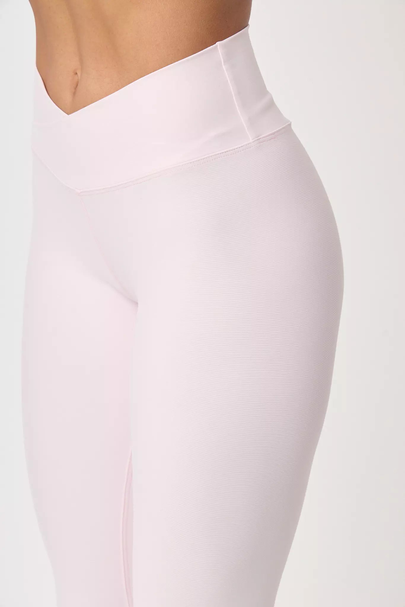Detalle de cintura y ajuste del legging Noire Calmy