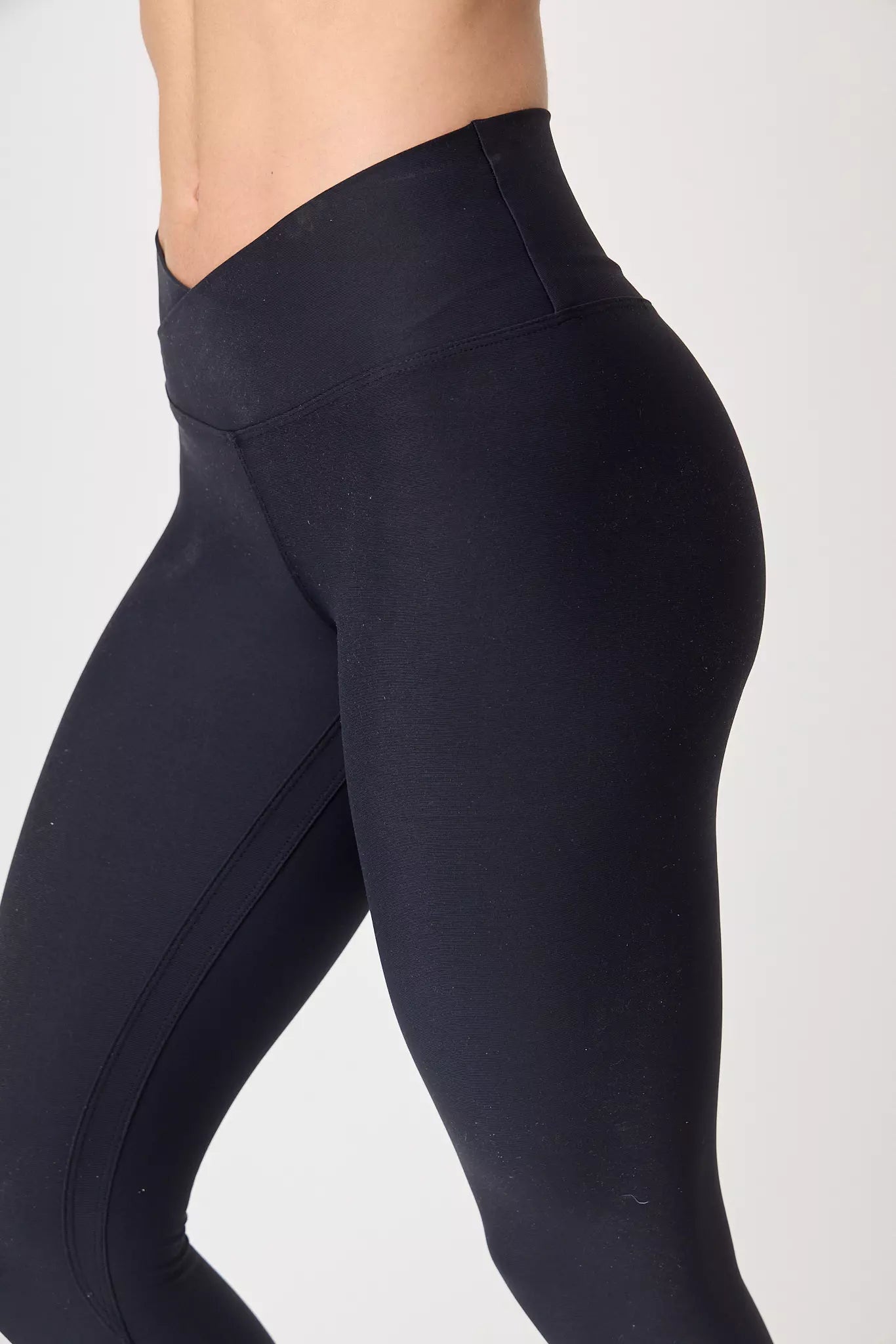 Detalle de cintura y ajuste del legging Noire Preto