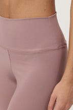 Detalle de cintura y ajuste del legging Pace Twilight Mauve