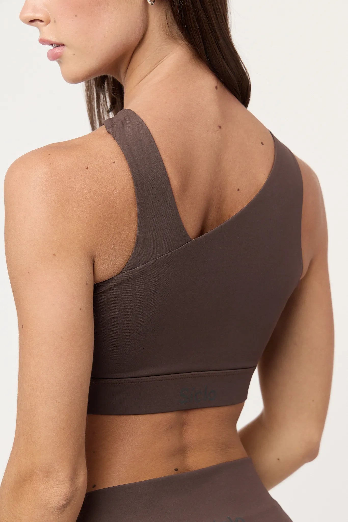 Detalle de espalda y ajuste del top Stedy Seal Brown
