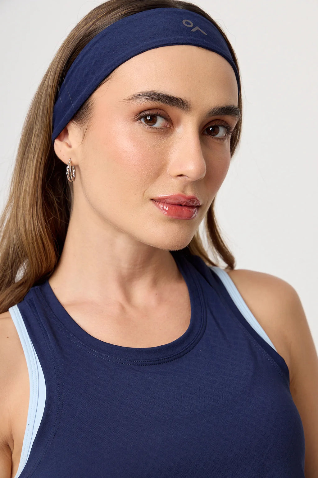 Detalle de la diadema Scrunch & Glow Dark Night para mujer