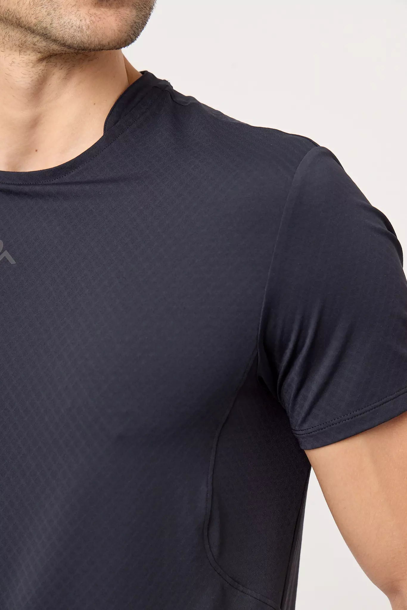 Detalle de tejido y ajuste de la playera deportiva Atlas Preto