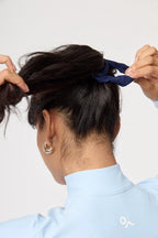 Detalle del scrunchie Scrunch & Glow Dark Night para el cabello