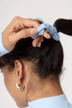 Detalle del scrunchie Scrunch & Glow Polo Blue para el cabello