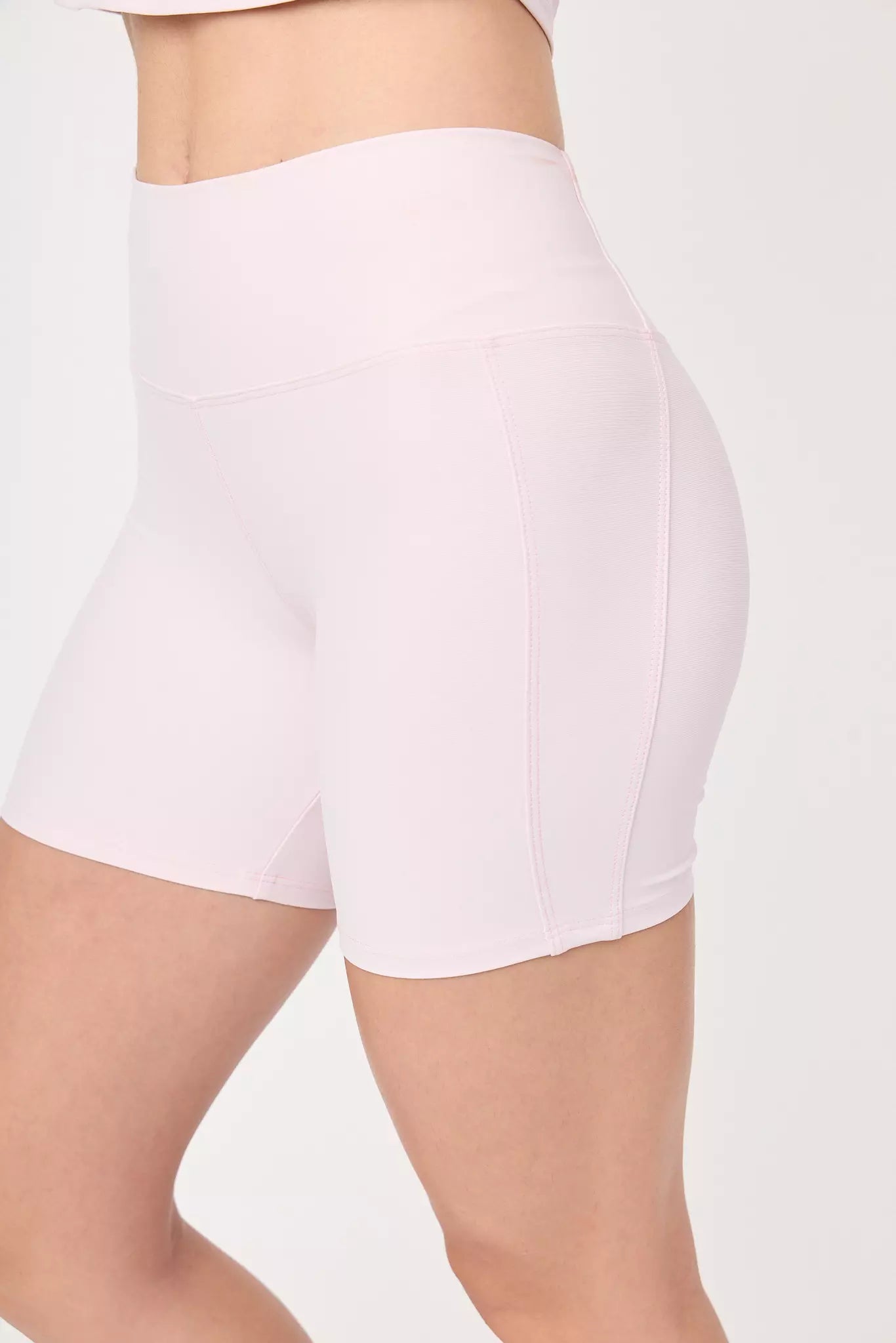 Detalle del short deportivo Biker Cova color Calmy
