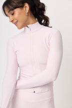 Detalle frontal de cierre y ajuste de la chamarra Jacket Elan Calmy