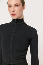 Detalle frontal de cuello y cierre de la chamarra Jacket Stone negra