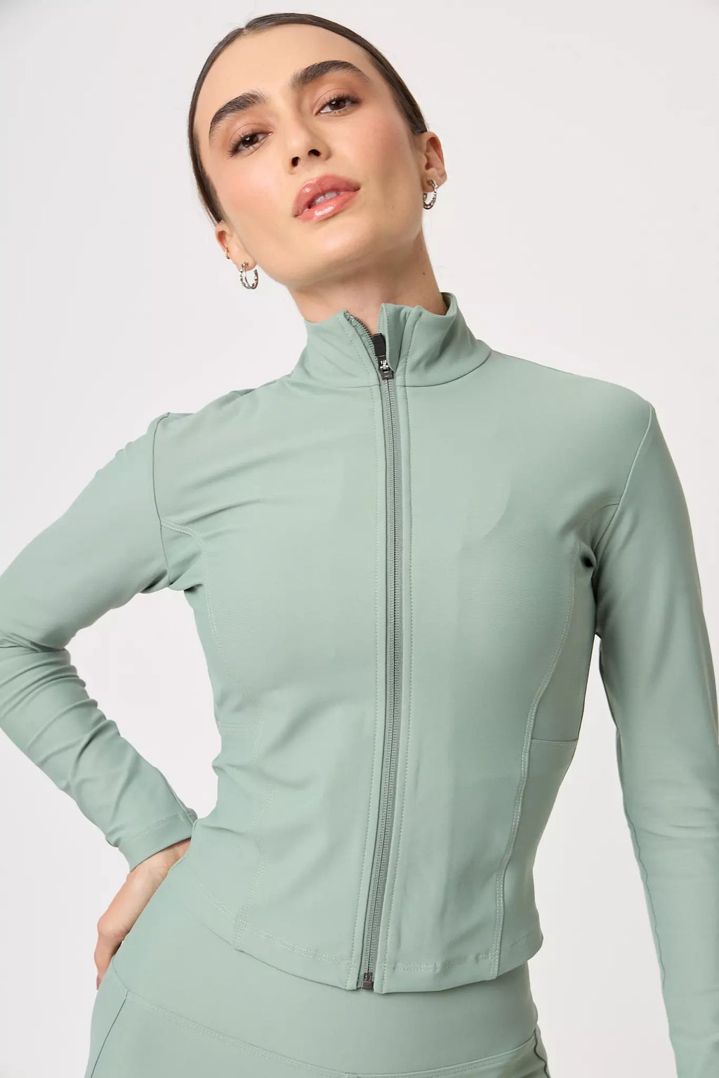 Detalle frontal de la chamarra deportiva Jacket Elan Herb