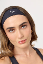 Detalle frontal de la diadema Scrunch & Glow Preto