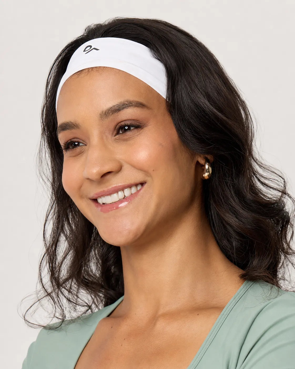 Detalle frontal de la diadema Scrunch & Glow blanca