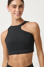 Detalle frontal del top deportivo Stedy negro