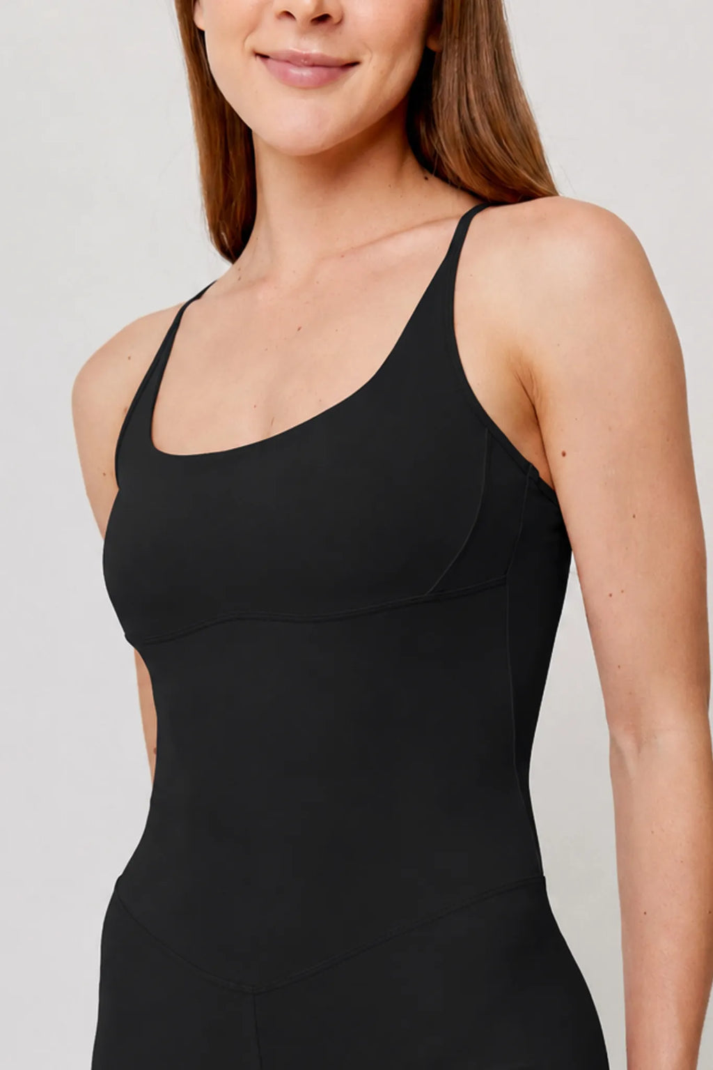 Detalle frontal y ajuste del body deportivo Sand negro