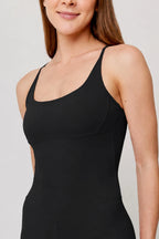 Detalle frontal y ajuste del body deportivo Sand negro