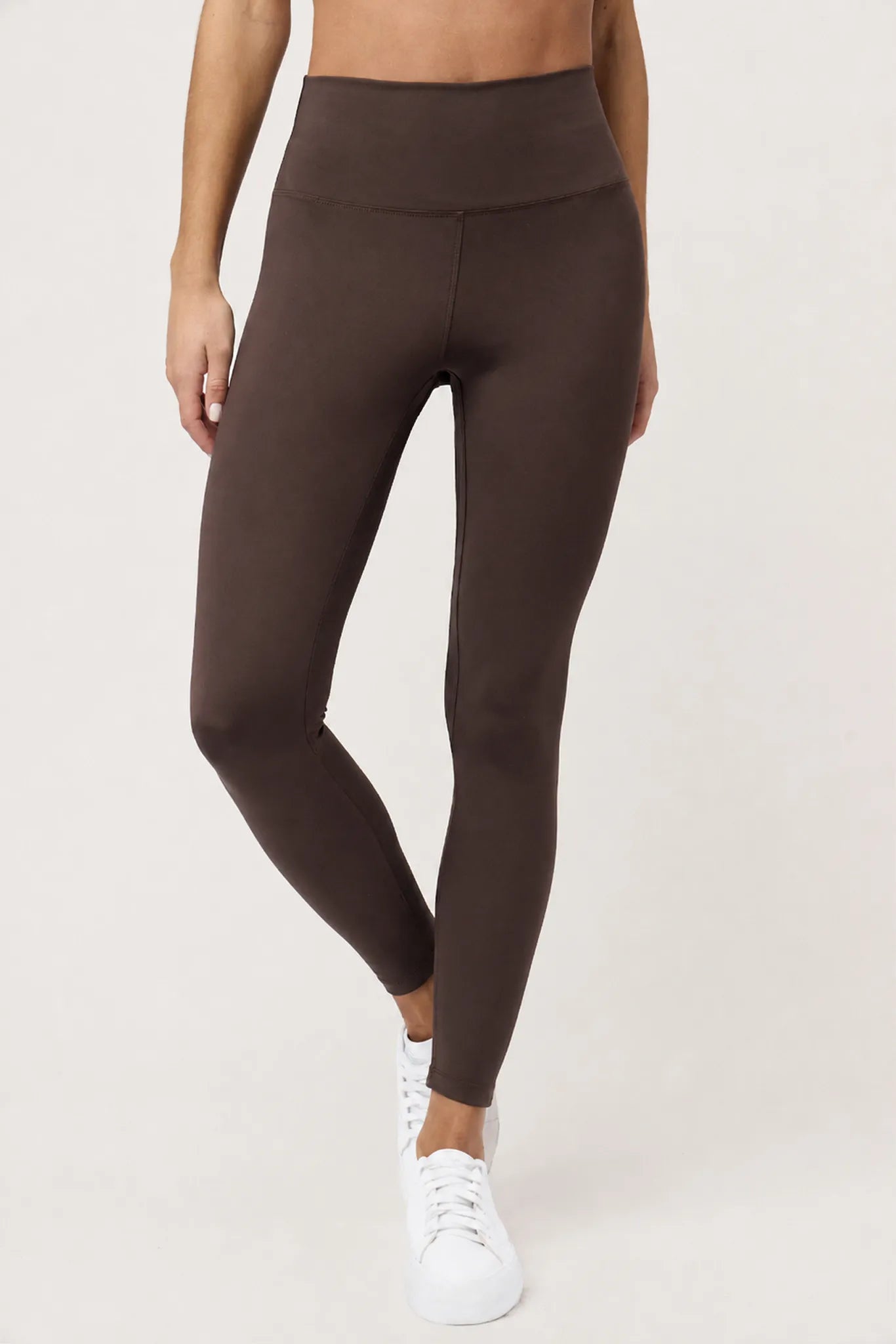 Detalle frontal y ajuste del legging deportivo Pace Seal Brown