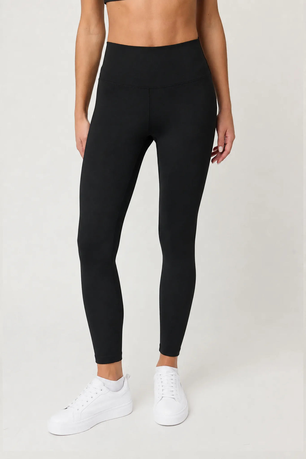 Detalle frontal y ajuste del legging deportivo Pace negro