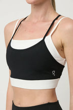 Detalle frontal y ajuste del top Core negro