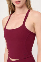 Detalle frontal y ajuste del top deportivo Sienna Cerezo Oscuro