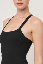 Detalle frontal y ajuste del top deportivo Sienna negro