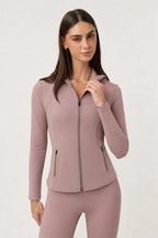 Detalle frontal y cierre de la chamarra Jacket Ease Twilight Mauve