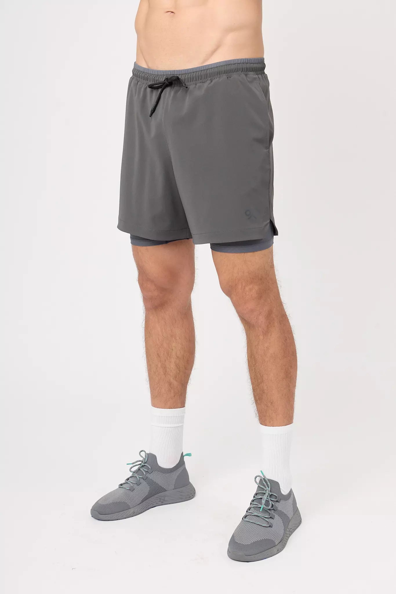 Detalle frontal y cintura del short deportivo Range gris