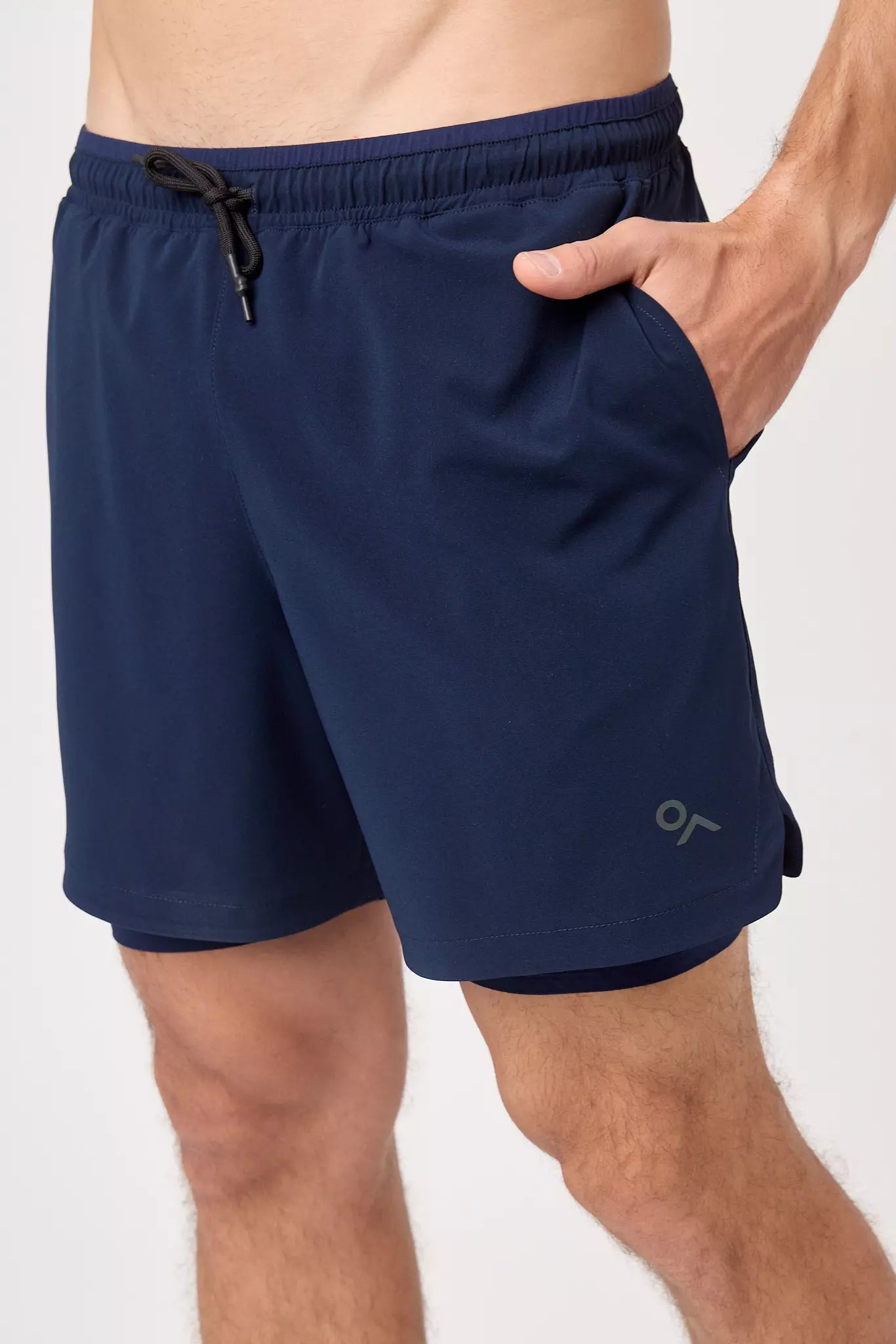 Detalle frontal y cintura del short deportivo Range marino
