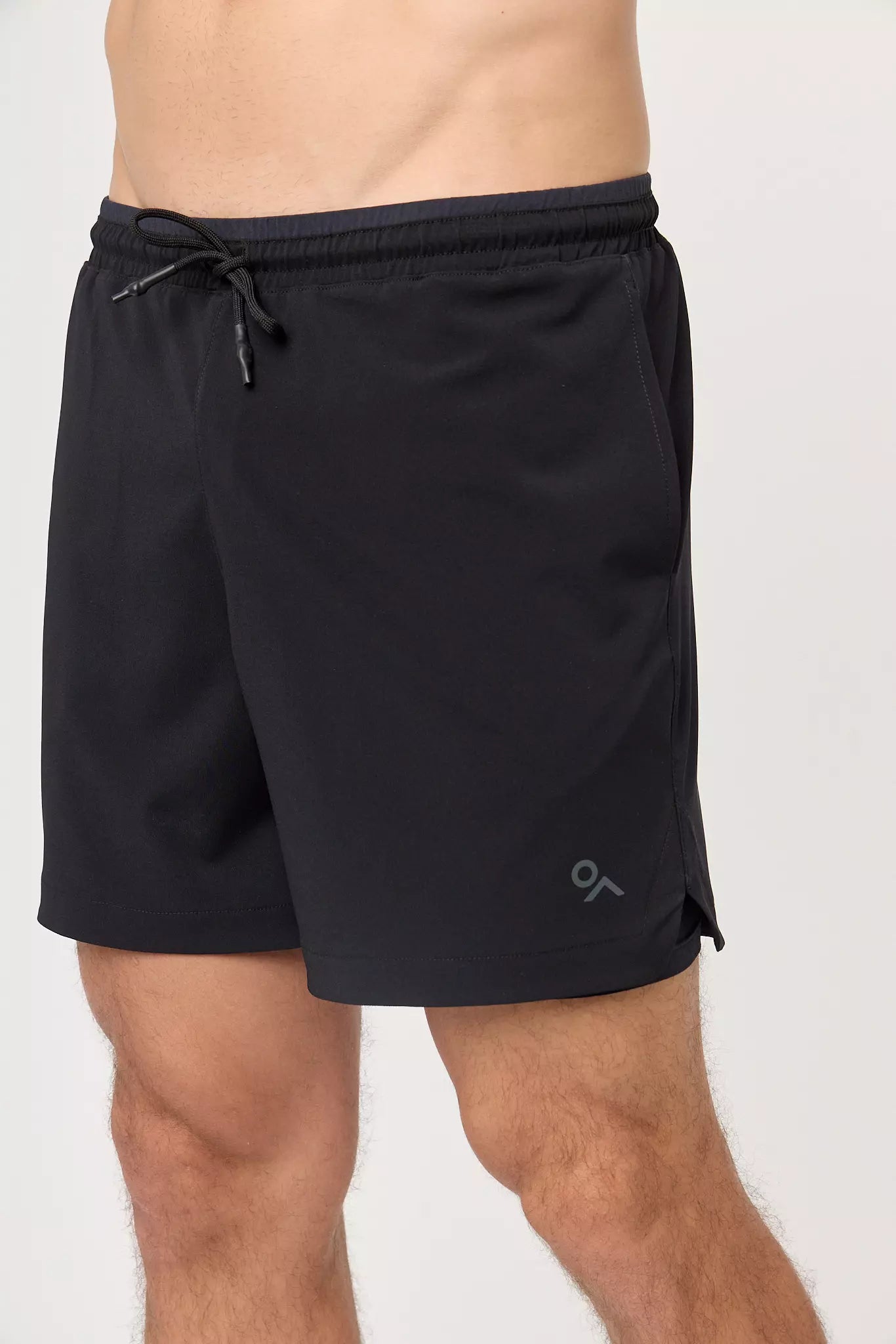 Detalle frontal y cintura del short deportivo Range negro