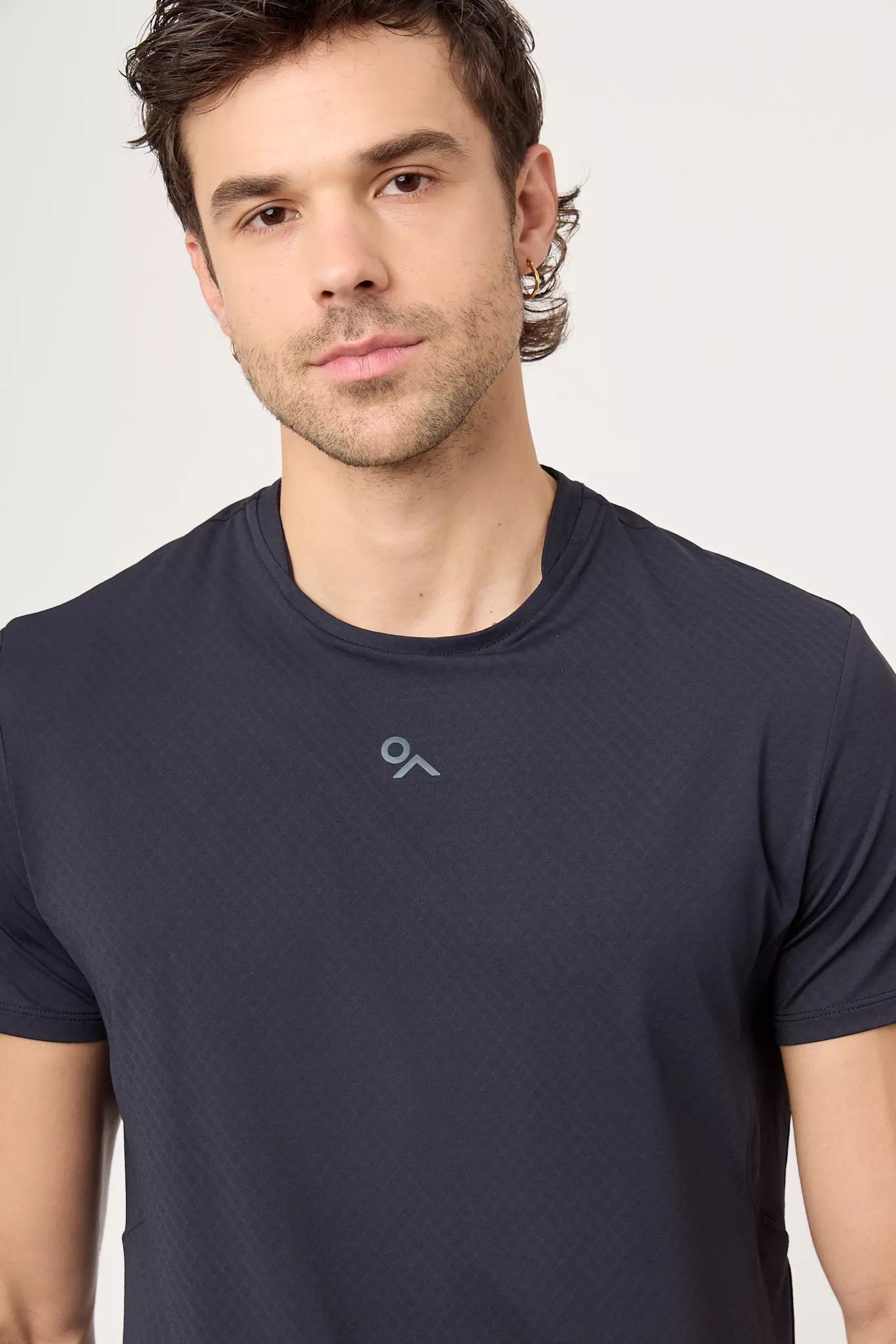 Detalle frontal y logo de la playera Atlas Preto