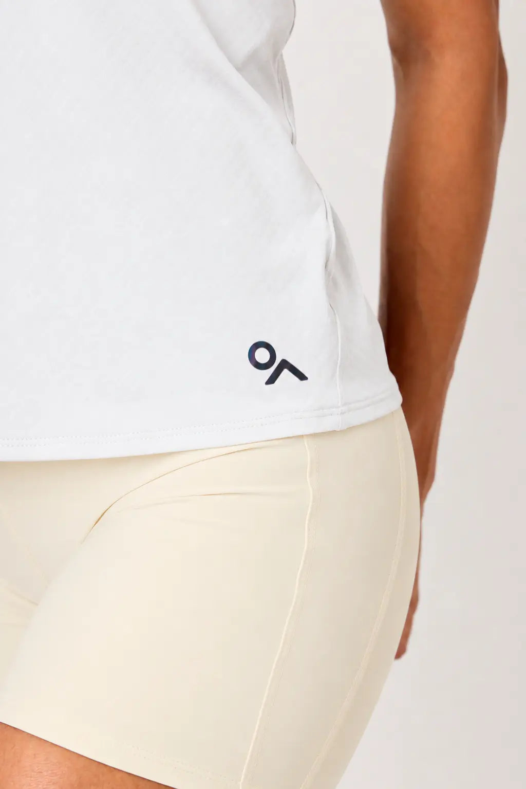Detalle lateral y ajuste de la blusa Soft Halo blanca