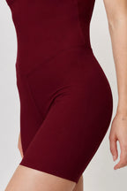Detalle lateral y ajuste del body Sand Cerezo Oscuro