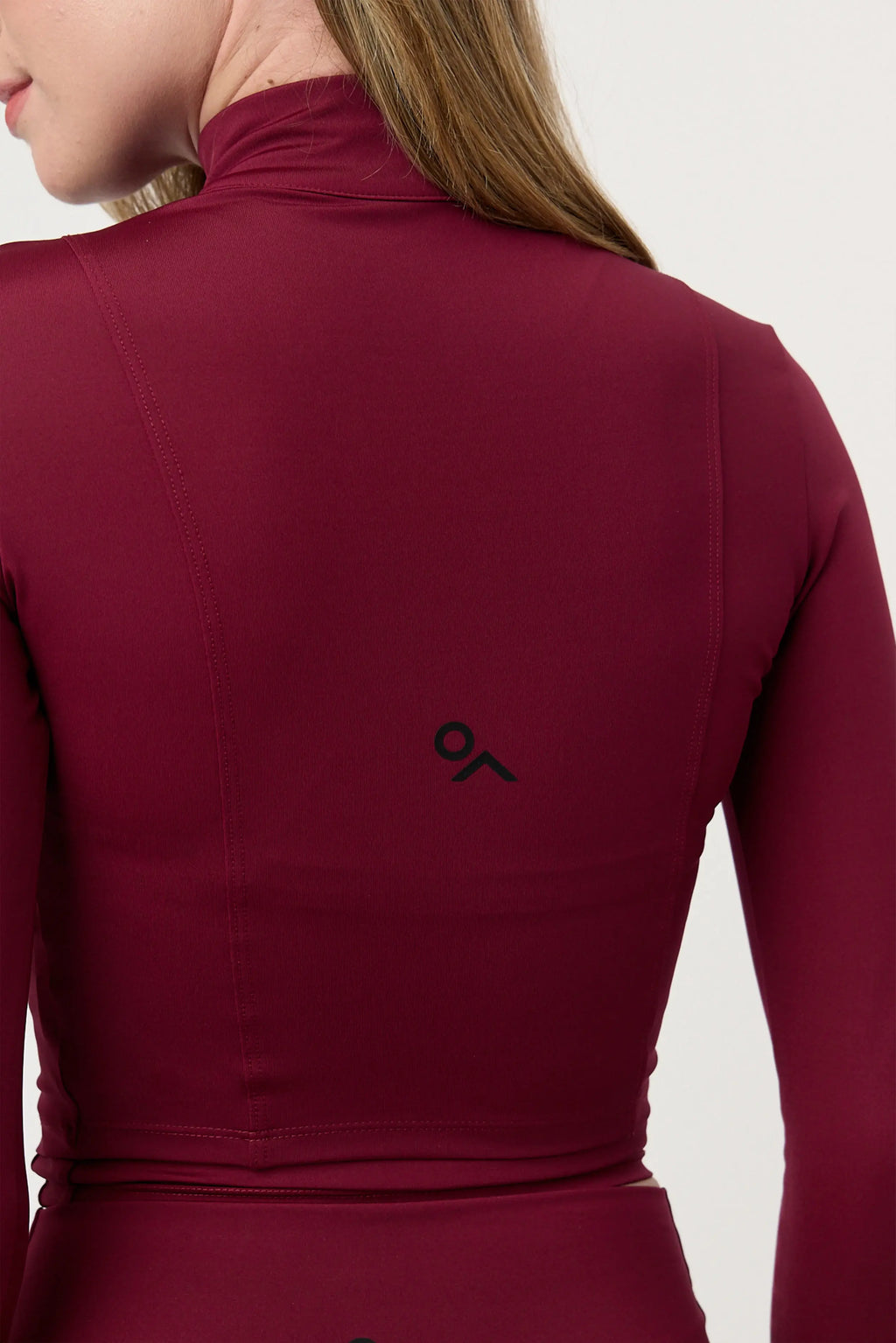Detalle trasero de la chamarra deportiva Jacket Stone Cerezo Oscuro